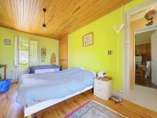 Vue dominante sur la vallée, maison individuelle avec terras...