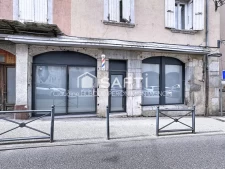 A l'entrée de Voiron, murs à vendre de 59 m² : local Bureaux...