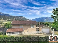 Maison en pierre, 3 chambres avec garage et vue montagnes
