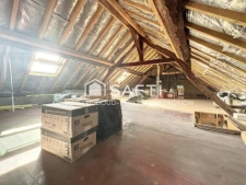 Maison en pisé, 4 chambres, entièrement rénovée avec combles aménageables.