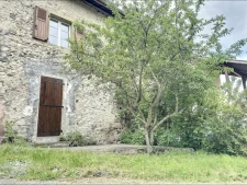 Belle situation dans le bourg, au calme, vues campagne, potentiel