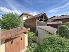 Maison de bourg, au calme, avec jardin et dépendances.