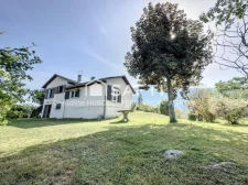 Rare, dans un cadre champêtre, sur 1660 m² de terrain, maison avec magnifique vue sur les montagnes