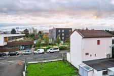 Appartement traversant avec balcon et stationnement privatif...