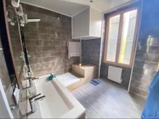 Esprit loft pour cet appartement avec jardin