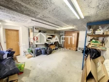 Centre-ville, maison de village en pierre de 107 m² avec grand garage aménageable, sans terrain.