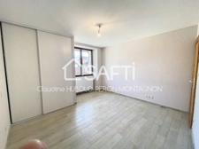 Centre-ville, maison de village en pierre de 107 m² avec grand garage aménageable, sans terrain.