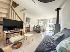 Maison en pisé, 4 chambres, entièrement rénovée avec combles aménageables.