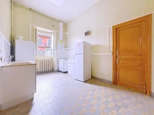 Maison en pierre avec garages, en plein cœur de Saint-Lauren...