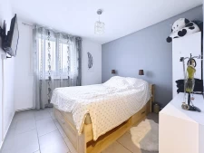 Appartement traversant avec balcon et stationnement privatif...