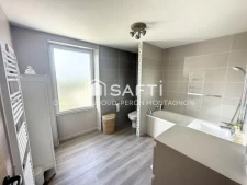 Maison en pisé, 4 chambres, entièrement rénovée avec combles aménageables.