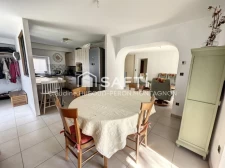 Maison en pisé, 4 chambres, entièrement rénovée avec combles aménageables.