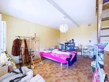 Vue dominante sur la vallée, maison individuelle avec terras...