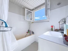 Vue dominante sur la vallée, maison individuelle avec terras...