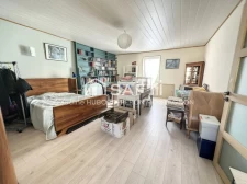 Maison en pisé, 4 chambres, entièrement rénovée avec combles aménageables.