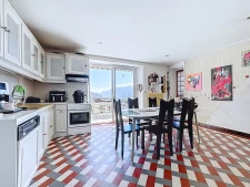 Vue dominante sur la vallée, maison individuelle avec terras...