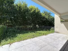 Rare à Voiron, T2 de plain-pied avec jardin et parking dans...