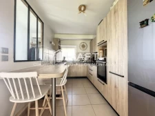 Maison en pisé, 4 chambres, entièrement rénovée avec combles aménageables.