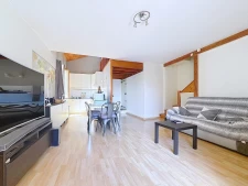 Voiron centre, duplex avec balcon sud à l'arrière de la rue...