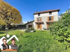 Maison en pierre à La Buisse, à deux pas des écoles et trans...