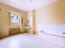 Maison en pierre avec garages, en plein cœur de Saint-Lauren...