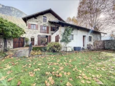 Magnifique maison en pierre de 121 m² habitables centre de la Buisse au calme