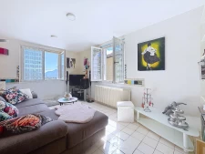 Vue dominante sur la vallée, maison individuelle avec terras...