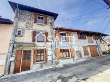 Centre-ville, maison de village en pierre de 107 m² avec grand garage aménageable, sans terrain.