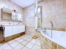 Villa de 185 m², 5 chambres, vie de plain-pied, piscine à dé...
