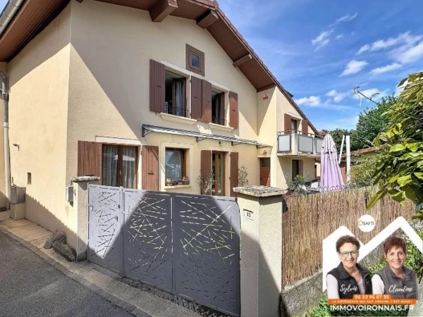 Maison de bourg, au calme, avec jardin et dépendances.