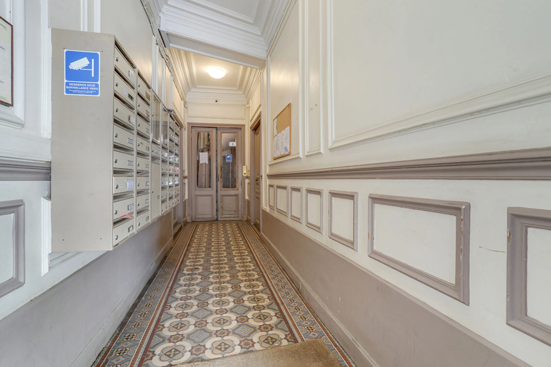 PARIS 19 - SECRETANT 8