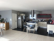 maison contemporaine alliant élégance et espace de vie