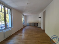 Appartement rénové avec balcon