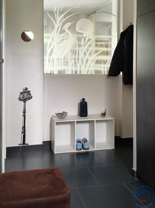 Maison moderne avec piscine.