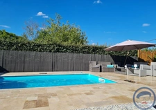 Maison moderne avec piscine.