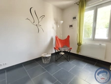 Maison moderne avec piscine.