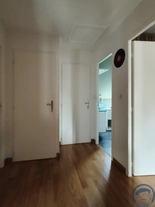 Maison moderne avec piscine.