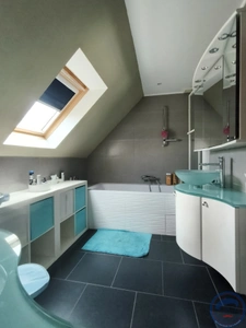 Maison moderne avec piscine.