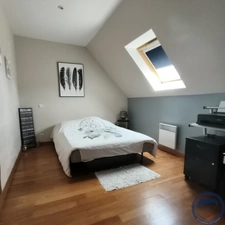Maison moderne avec piscine.