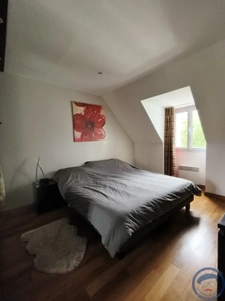 Maison moderne avec piscine.