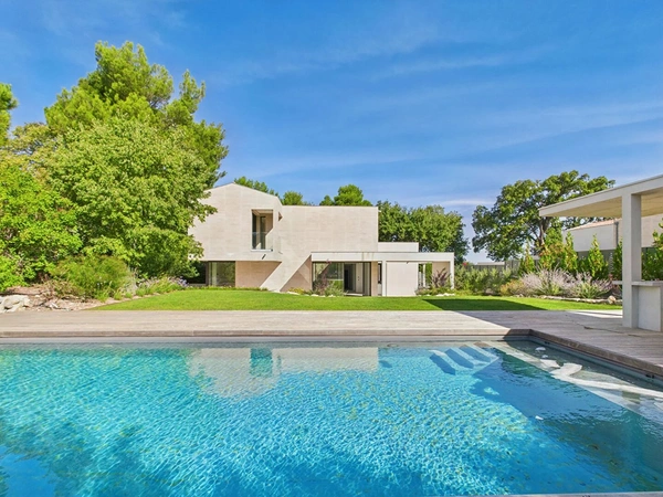 Sublime villa contemporaine à Saint Rémy de Provence avec frais de notaires réduits