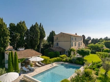 Très beau Mas au coeur d'un village provençal