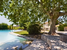 Mas provençal en campagne d'Arles sur un grand terrain