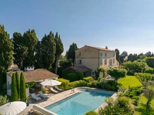 Très beau Mas au coeur d'un village provençal