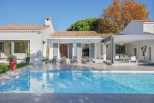 Villa de plain-pied avec piscine et studio au coeur de Carqueiranne