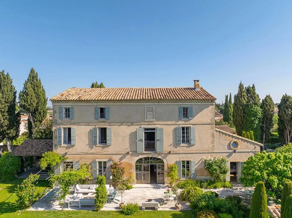 Très beau Mas au coeur d'un village provençal