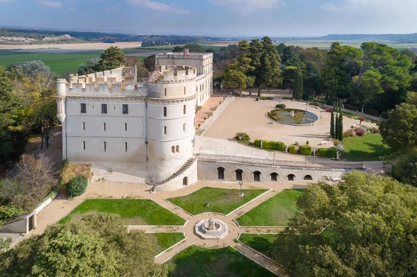 À vendre : château d'exception au cœur des Alpilles