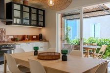 Maison de village entièrement rénovée avec terrasse, double garage