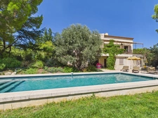 Magnifique propriété rénovée avec vue panoramique sur les Alpilles, à quelques pas du centre de Maussane-les-Alpilles.