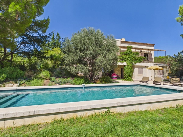Magnifique propriété rénovée avec vue panoramique sur les Alpilles, à quelques pas du centre de Maussane-les-Alpilles.